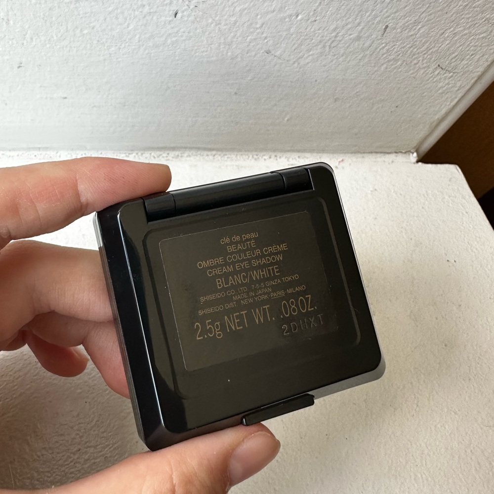 Cle de peau Beaute Ombre Couleur Creme Cream Eye Shadow White - Picture 2 of 5